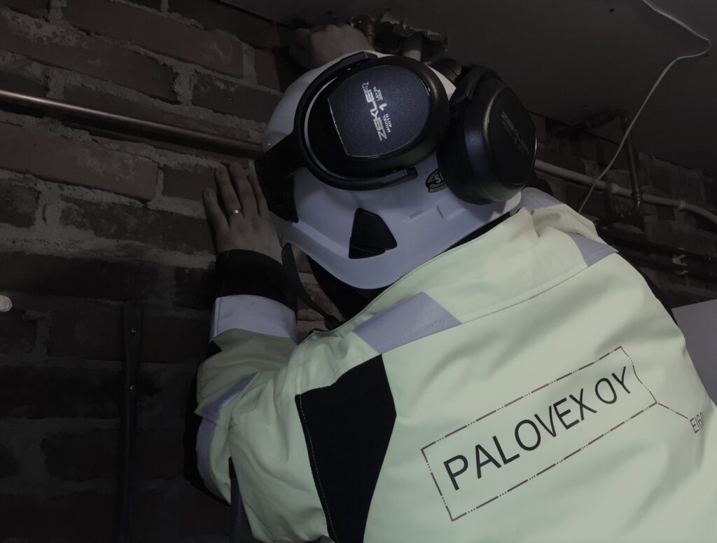 Palokatkoasentaja työmaalla